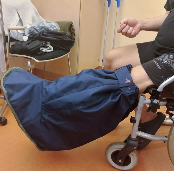 "Schlupfsack", ein speziell angefertigter "Riesenschuh", um verletzte Gliedmassen warm und trocken halten zu können.