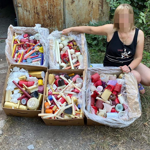 5 Kisten mit Kerzen und Kerzenwachsresten, frisch in der Ukraine angekommen, warten darauf, auf Büchsenlichtern eingeschmolzen zu werden