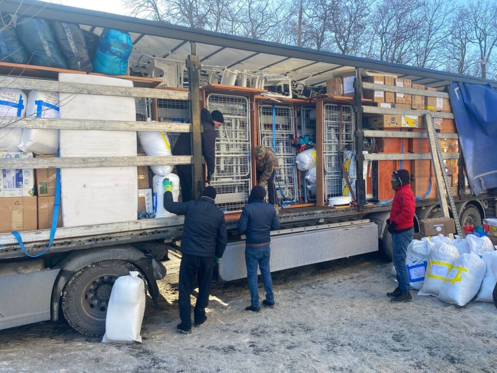 • Versorgung von Betroffenen mit dringend benötigten Sachspenden, wie Rollstühle, Gehhilfen, Toilettenstühlen.